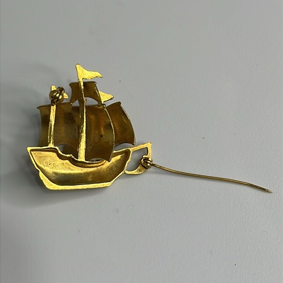 Men's Brooch Pin Gold Tone Boat Red Knights Templar Cross 3D Spanish Discovery - Picture 4 of 9